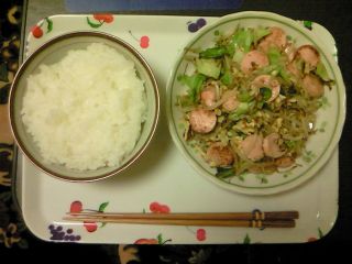 キャベツもやし魚肉ソーセージ卵炒め