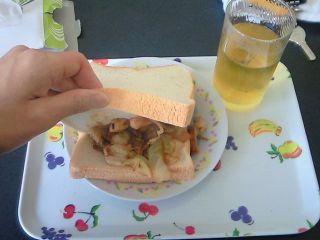 キャベツもやし鶏胸肉炒めサンド